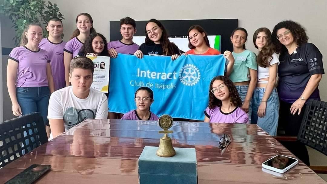 A presidente do Interact Club de Itápolis Julian Silva de Oliveira e a Presidente da Casa da Amizade Laysa Veludo Avanzi receberam neste sábado, dia 22 a visita da RDI - Representante Distrital de Interact do Distrito 4480 - Giovanna Seki,