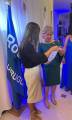 Presidente Mauren fazendo a entrega da flâmula do RC de Bagé Pampa á Presidente de RI Jennifer Jones