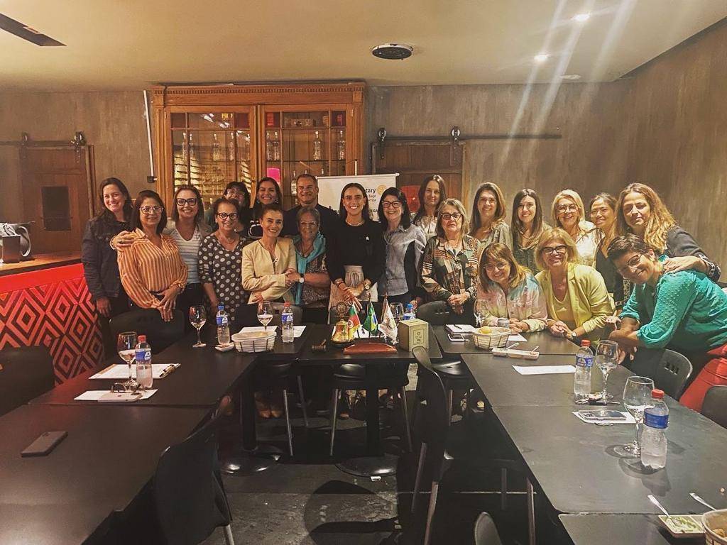 RC de Bagé Pampa junto a Uequerlan Ribeiro Hilário, Superintendente Operacional do Daeb e Nina, Intercambista.