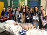 Companheiras durante distribuição do lanche.