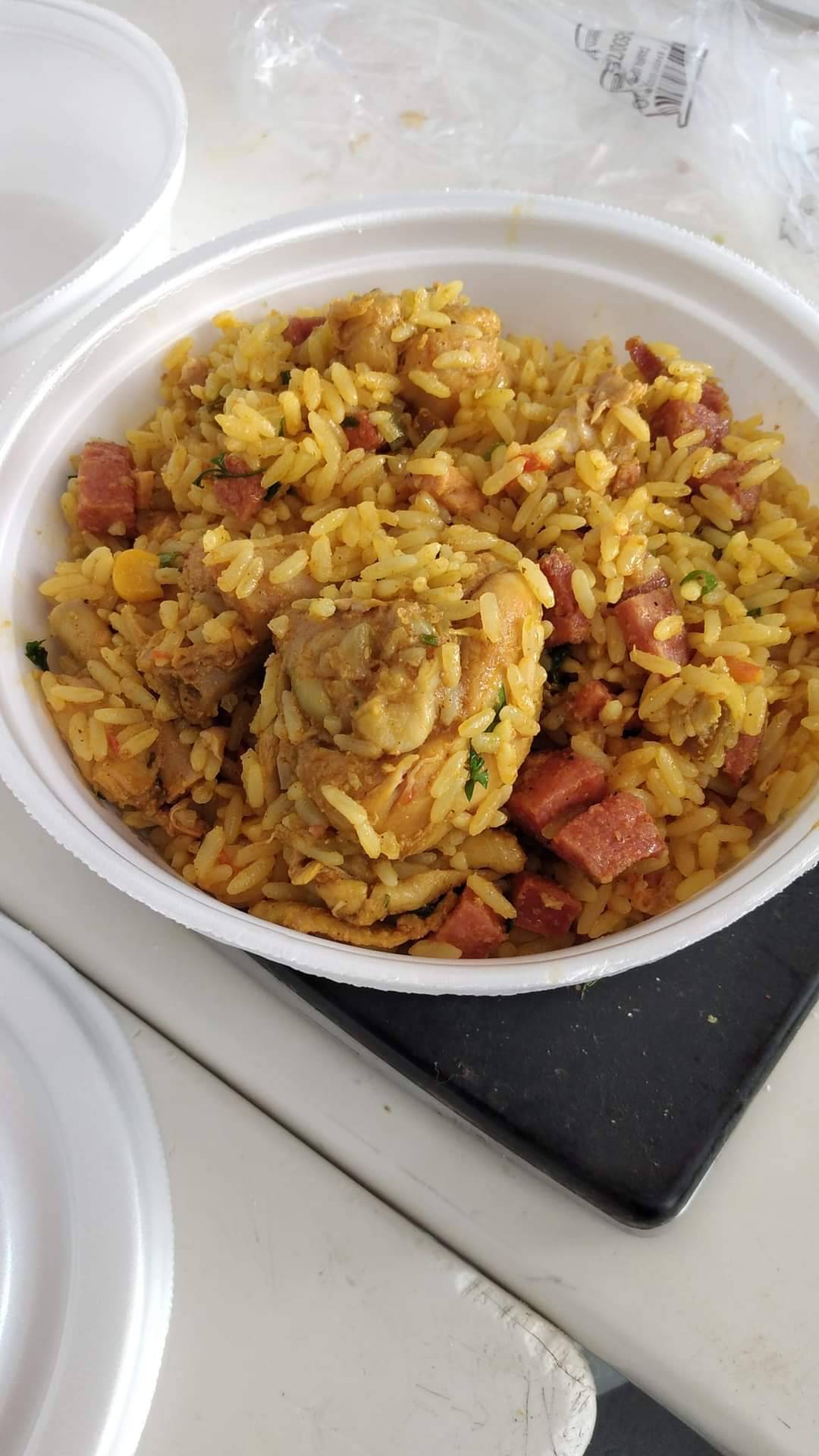 Na manhã deste sábado (29/04) os companheiros (as) do Rotary Club de Cafelândia estiveram preparando a famosa galinhada.