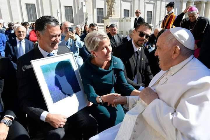 Uma hora após Jennifer Jones ter tido a oportunidade de compartilhar com o Papa Francisco que ela é a primeira mulher a presidir o Rotary International, surgiu a notícia e que o Papa permitirá que as mulheres votem na próxima reunião dos b