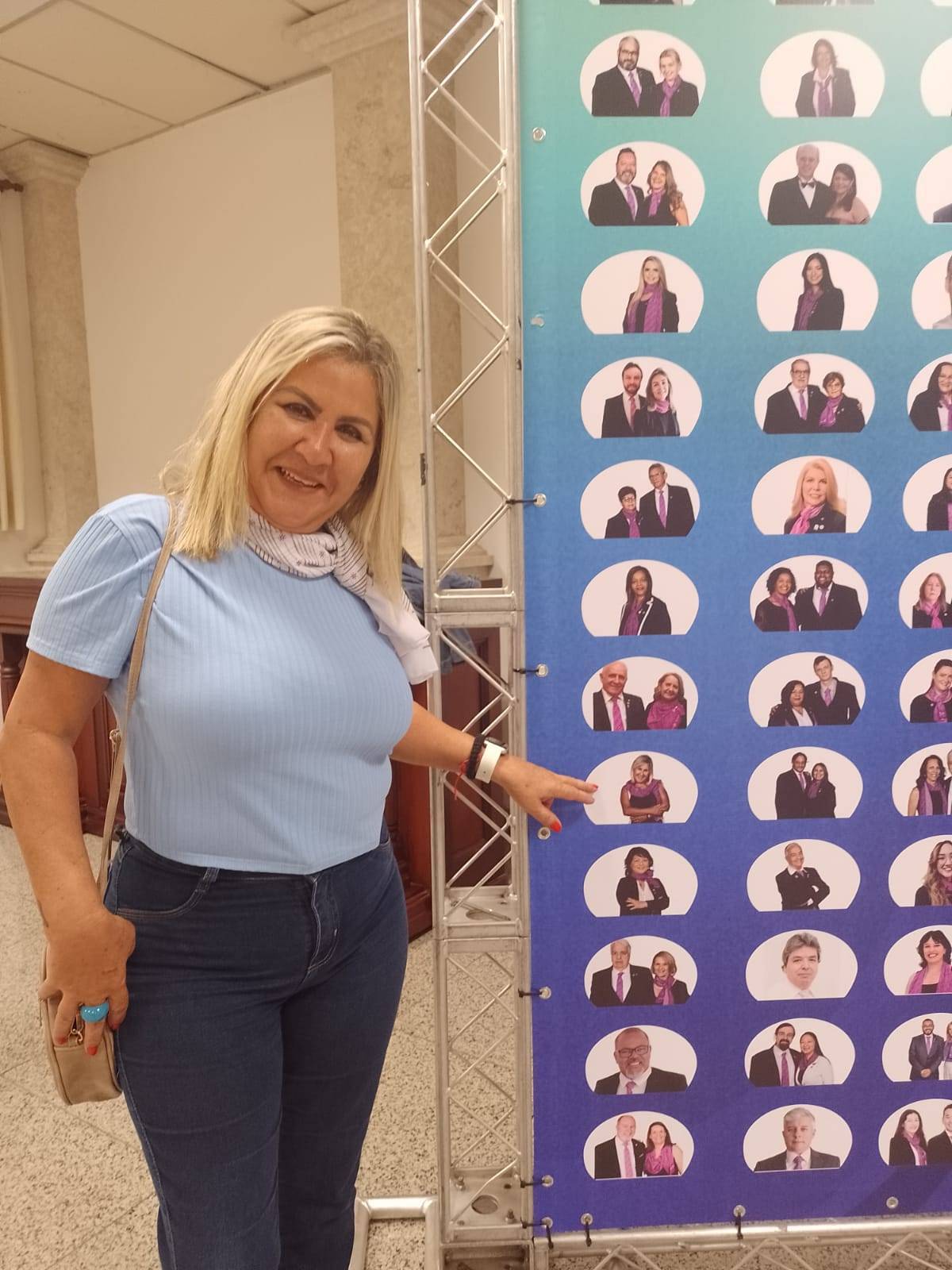 Presidente Meire e sua foto no painel dos presidentes.