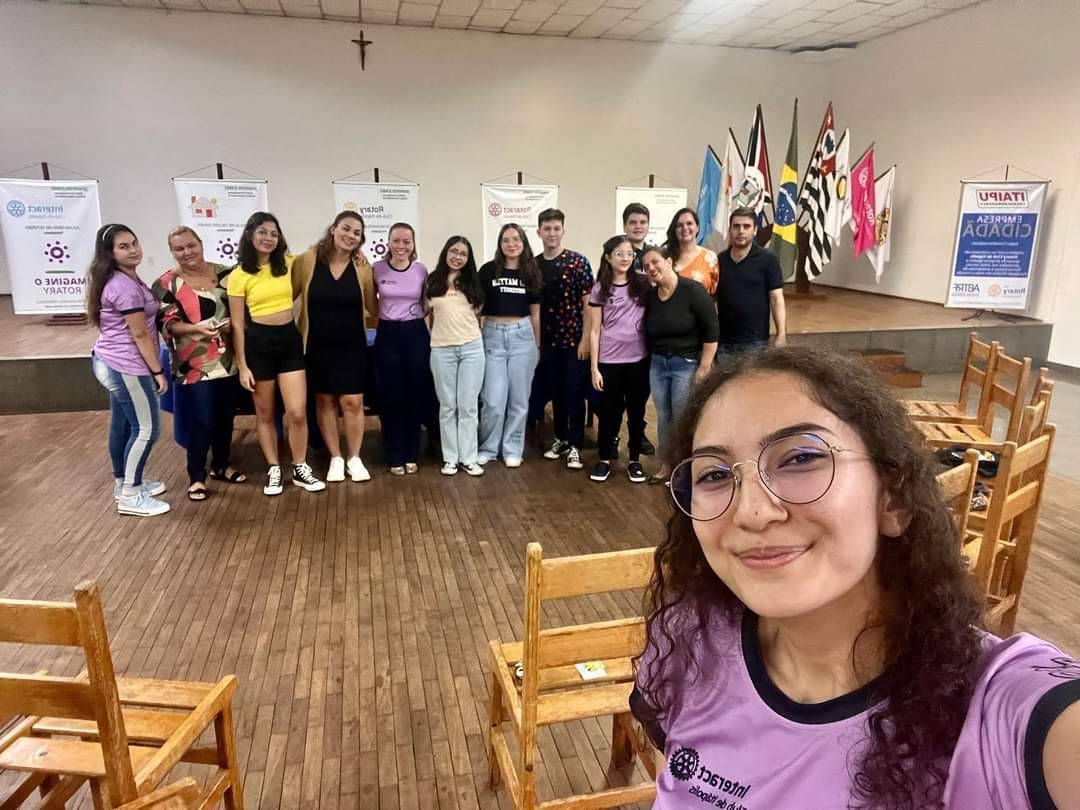 Interact de Itápolis realiza reunião com presença de pais para discutir projetos