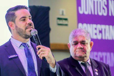 Murillo Alvarez Alves e Ricardo Bermejo contabilizam as contribuições dos rotarianos para a The Rotary Foundation