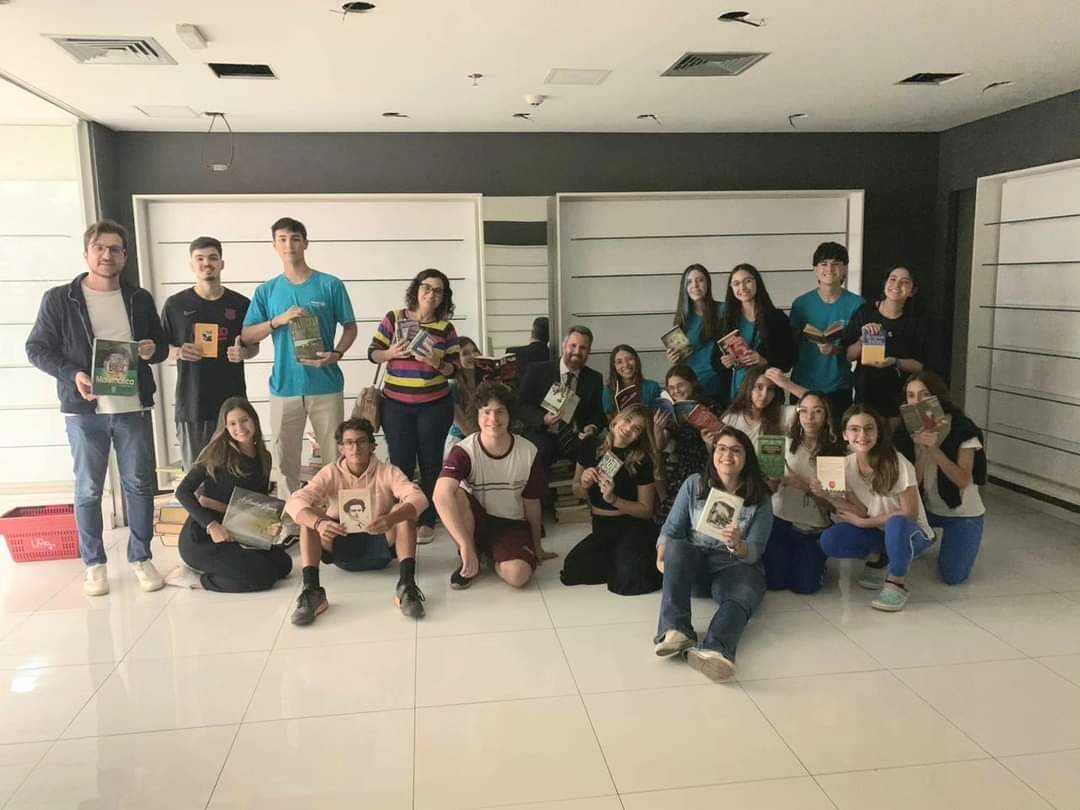 Entrega de livros do projeto Espalhando Histórias em SJRP