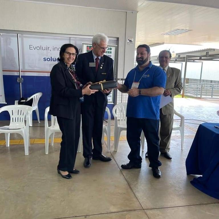 IP do Distrito 4480 presenteia casal Gov.