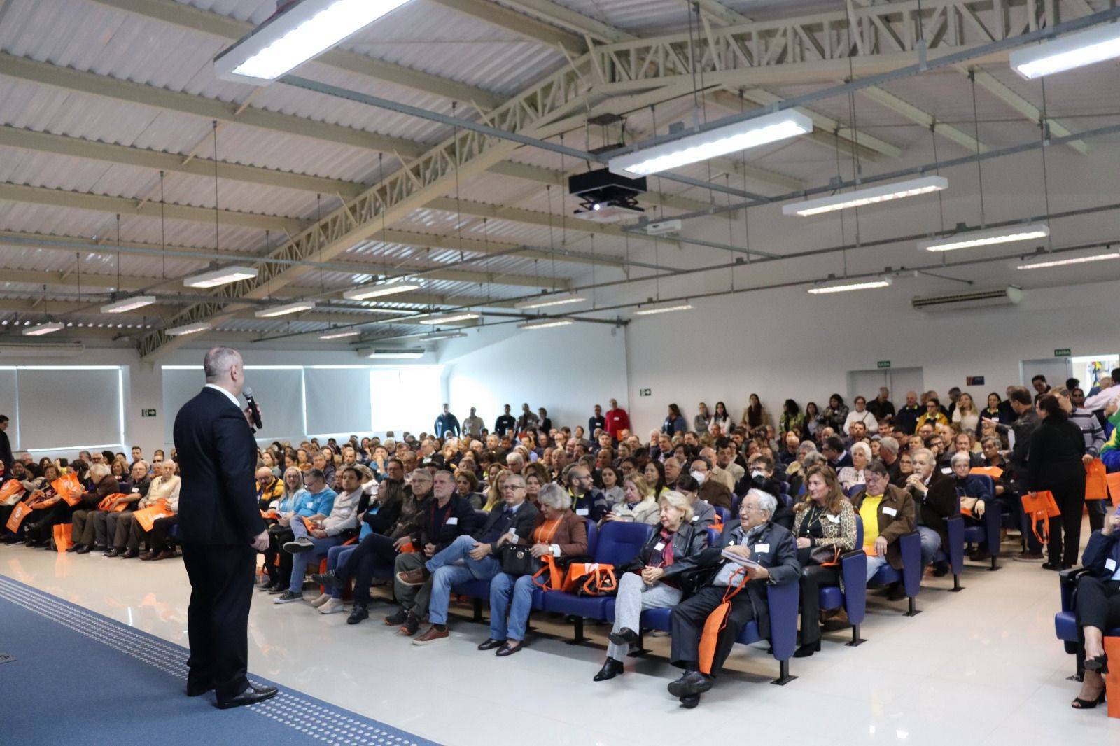 Governador Eleito, Cyro Soldani, falando com rotarianos.