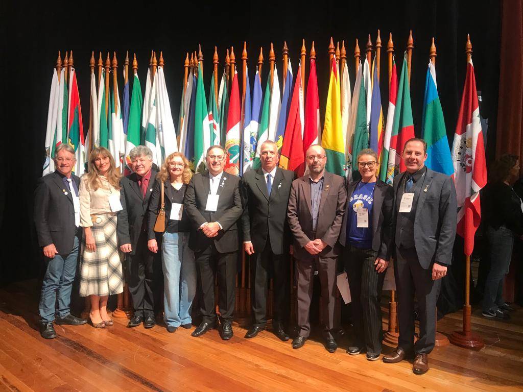 Companheiros e companheiras do Club Pérola das Colônias.