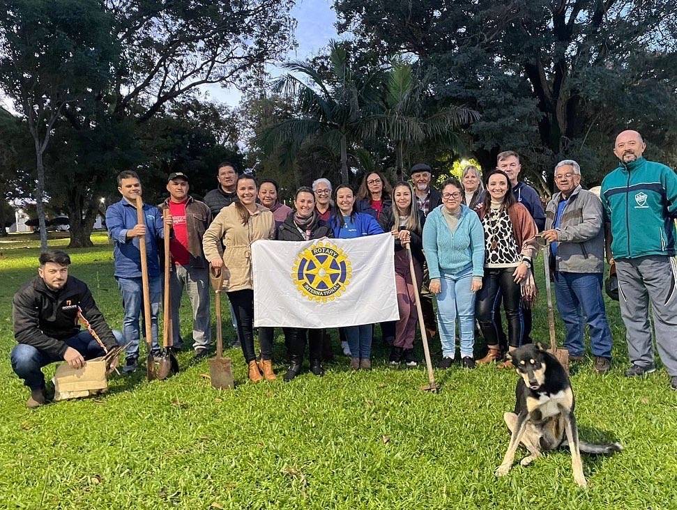 No dia 29 de maio de 2023, às 17h30min, foi realizado o plantio de 25 árvores nativas na Praça Central de Manoel Viana, as quais foram doadas na 33º conferência distrital, que ocorreu nos dias 18, 19 e 20 de Maio, na localidade Recanto Maestro, em Restinga Seca/RS. O plantio destas mudas, simboliza a união dos 25 sócios fundadores do Rotary Club de Manoel Viana Pérola do Ibicuí. É do conhecimento de todos que o Rotary compartilha do interesse de proteger o bem que temos em comum: o meio ambiente. Assim,  plantamos as árvores para simbolizar amizade e companheirismo, para embelezar as comunidades e para contribuir a um mundo mais verde, mostrando que  os associados do Rotary são pessoas em ação que fazem a diferença. . . . . . #arvoreevida  #pessoasemação  #rotaryclubmanoelvianaperoladoibicui  #rotary4780
