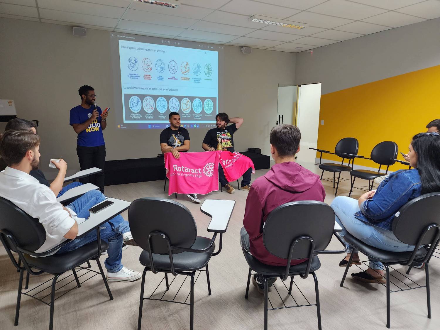 Rotaract Club de Presidente Prudente Sul e Rotaract Club de Regente Feijó reunidos ao fim da reunião em conjunto