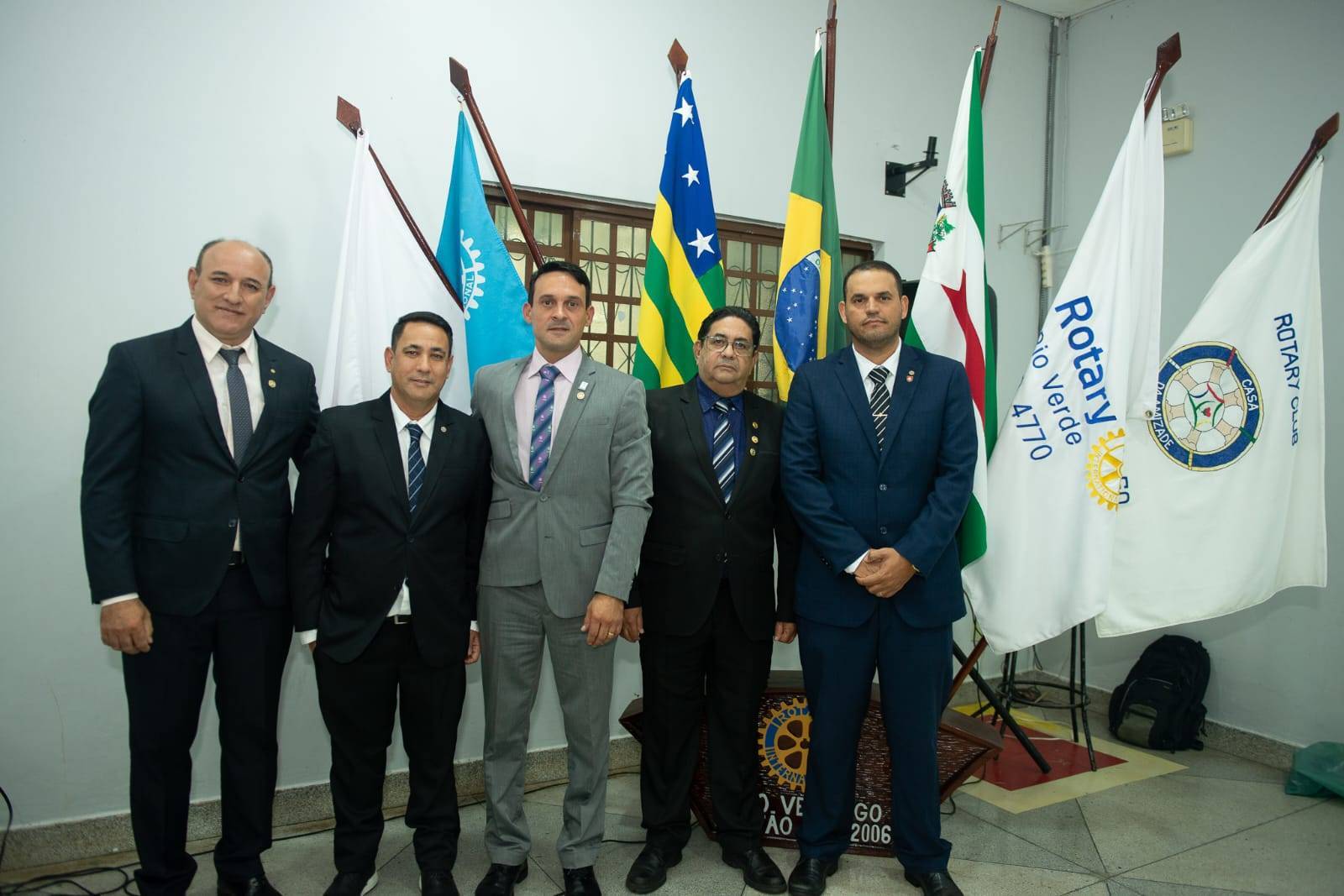 Na foto o presidente do Rotary Club de Rio Verde Ricardo Nobre Rezende ao lado dos rotarianos Jeronimo, Ernandes, Geraldo e Werlen na foto oficial de admissão dos novos companheiros.