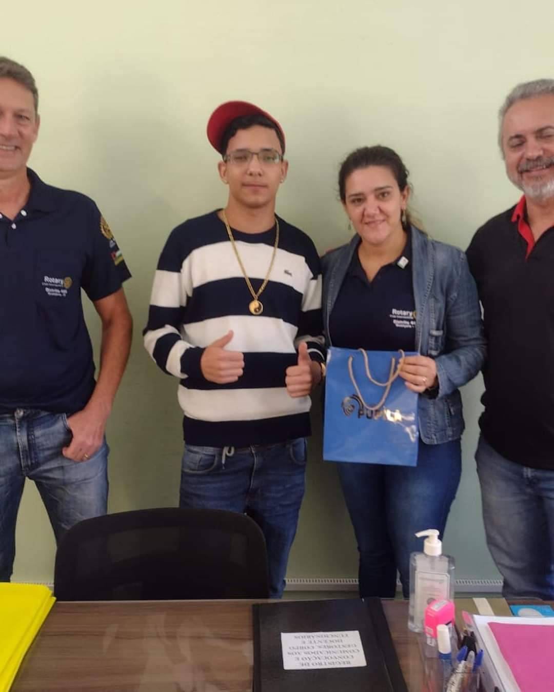 Rotary Club de Guaiçara doa óculos para alunos.