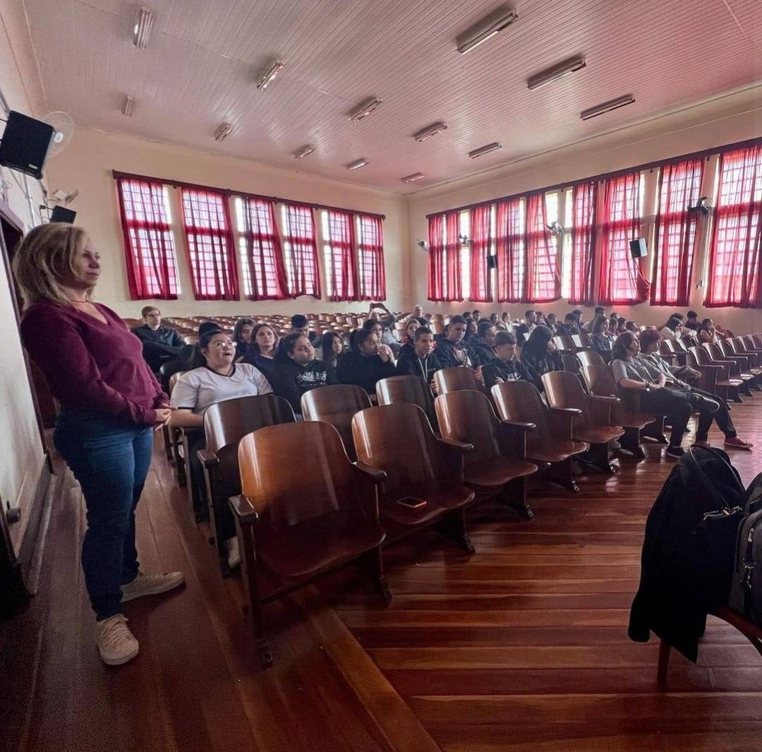 Rotary Club de Itápolis abre portas para escola com palestras para as meninas.