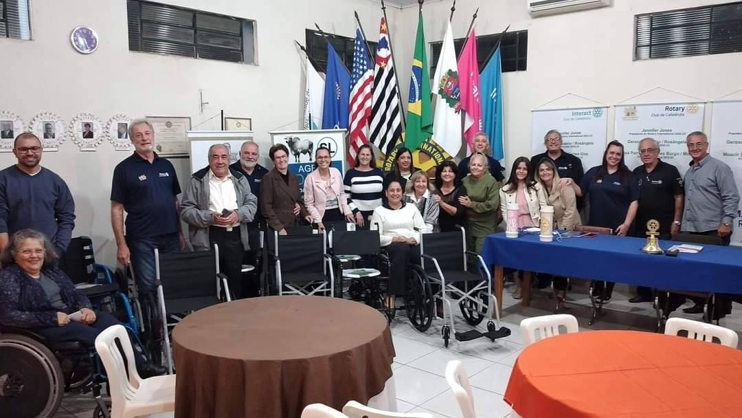 Reunião festiva no Rotary Club de Cafelândia.