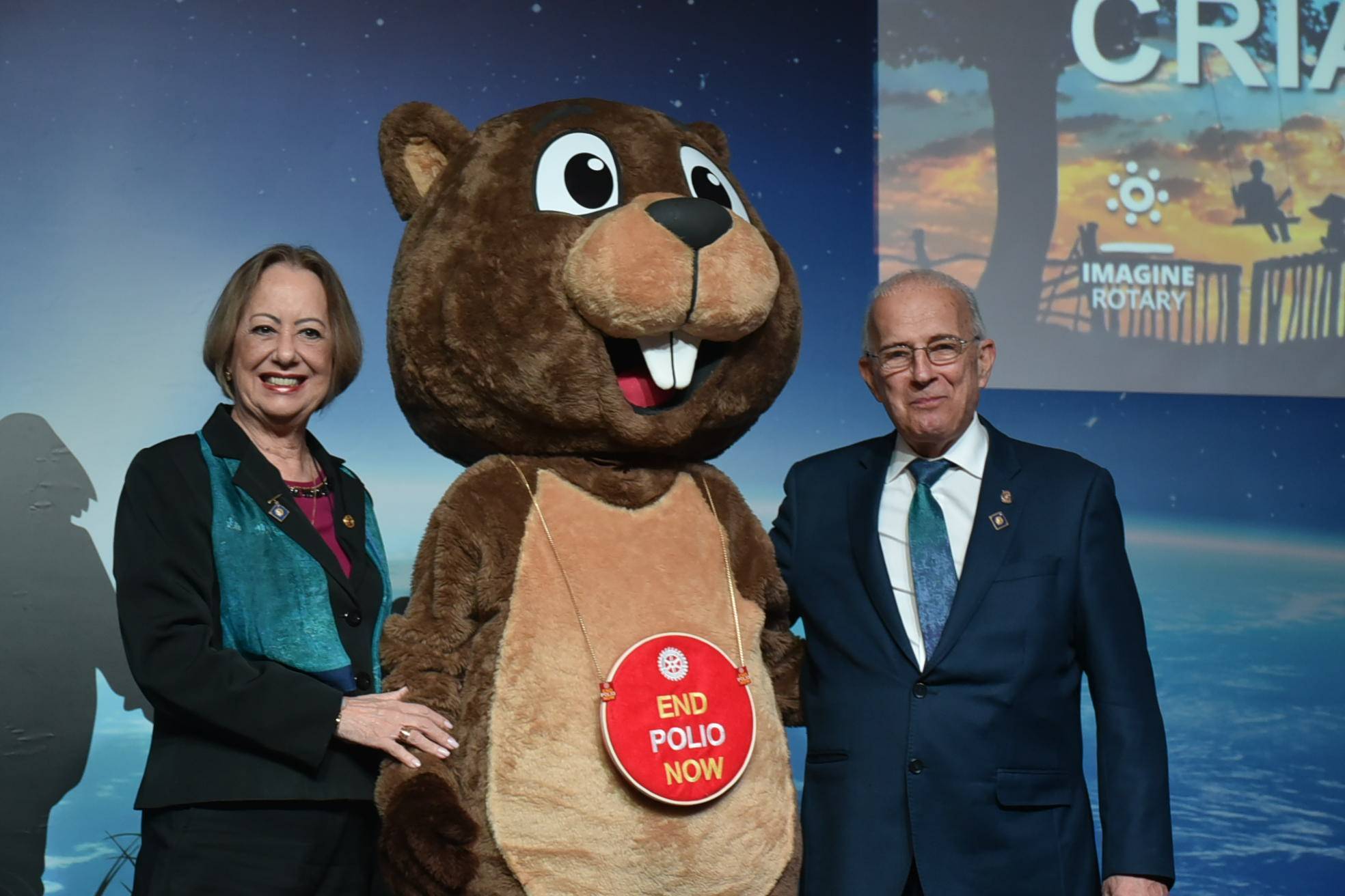 Casal Governador 2022/2023, Antônio Henrique Medeiros e Marcia Duarte, recebem o mascote da Pólio