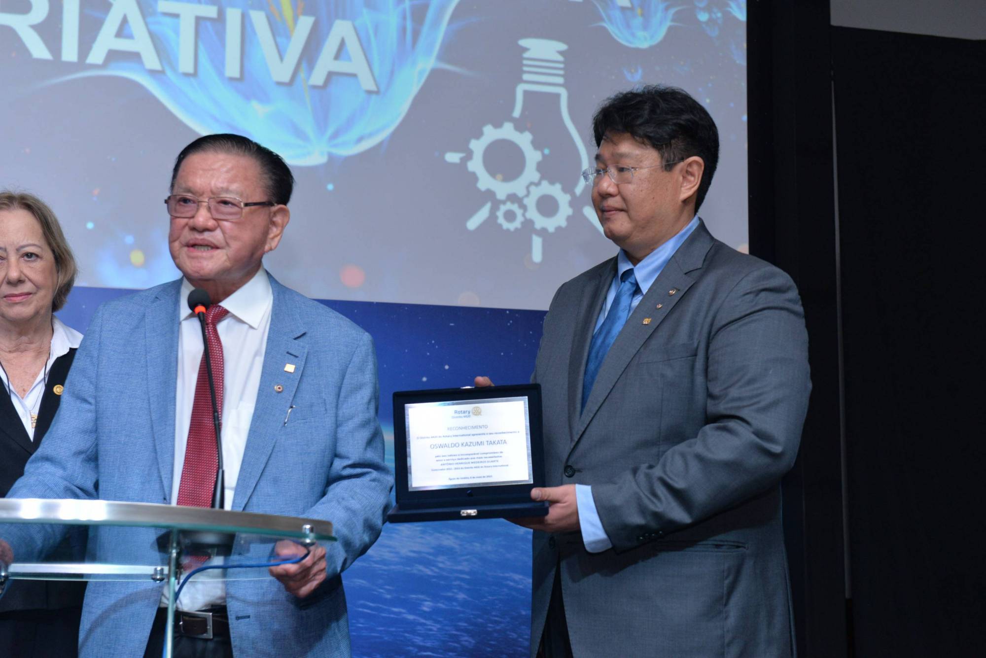 Oswaldo Takata recebe homenagem do Rotary Distrito 4420 por suas doações