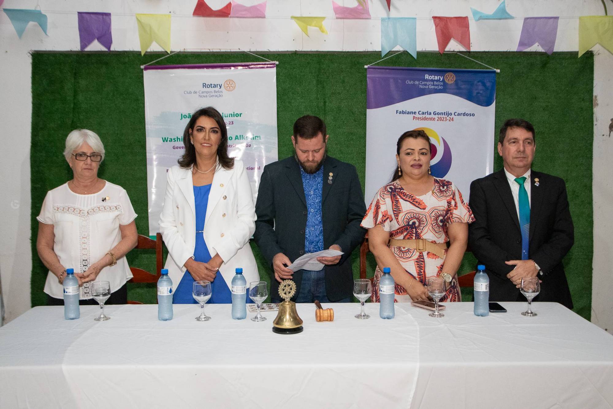 Mesa diretiva composta da esquerda para a direita: Gov. Assistente Márcia Nunes, Presidente 2023-24 Fabiane Gontijo, Presidente 2022-23 João Rufino Junior, A Coord. Distrital da Amizade 2023-24 Cristiania Carvalho e o Governador Eleito 2023-24 José Hilário Rodrigues. 