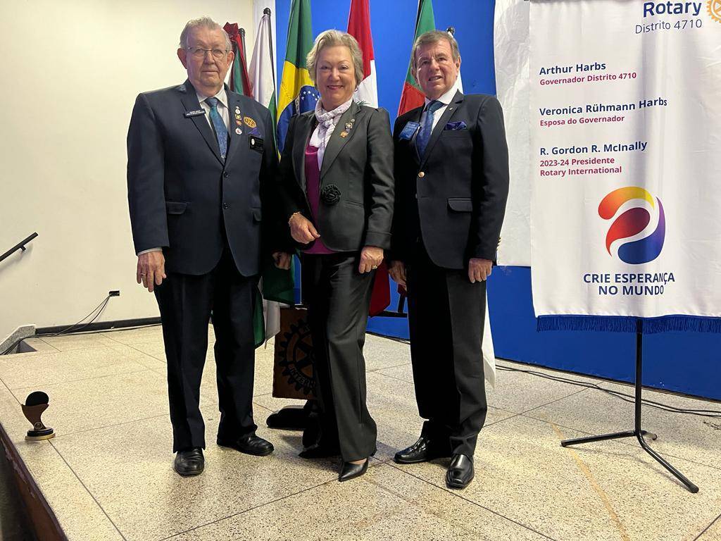 Neli Lúcia Coradini Abascal representa a Presidente de RI Jennifer Jones durante a 35º conferência do Distrito 4710- A Conferência das Emoções.