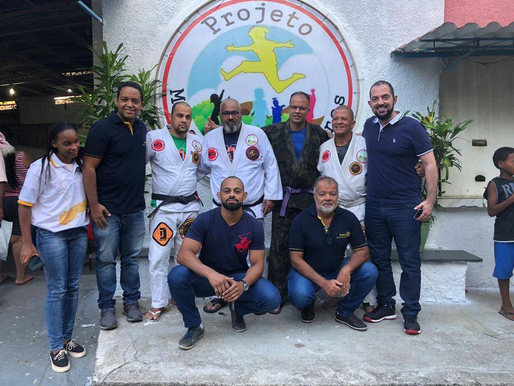 Doação de uma Máquina Excêntrica de Fabricação de Chinelos com Placa Microporosa Top para Projeto mais que Vencedores.