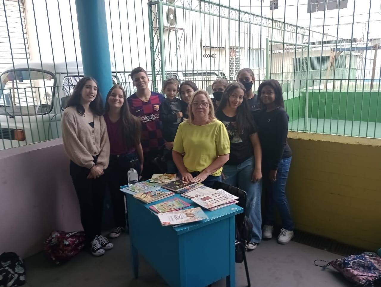 Doação de livro na Semana Mundial do Interact