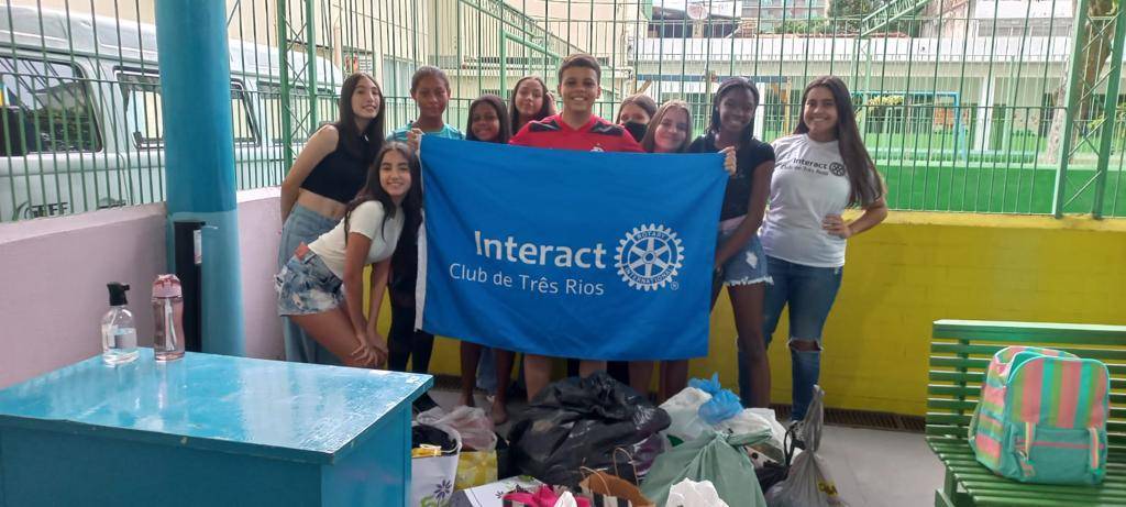 Entrega de doações feita pelo Interact Club de Três Rios