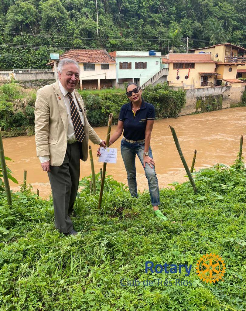 Visita e reunião na em Areal na área de plantio das mudas 