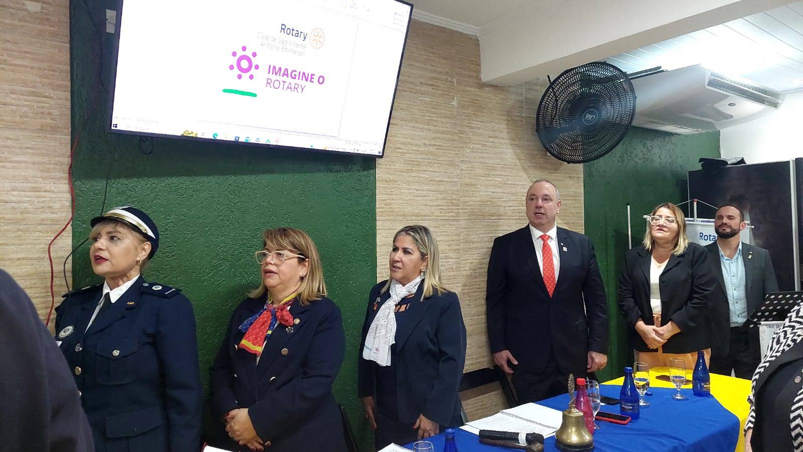 Saudação as bandeiras 