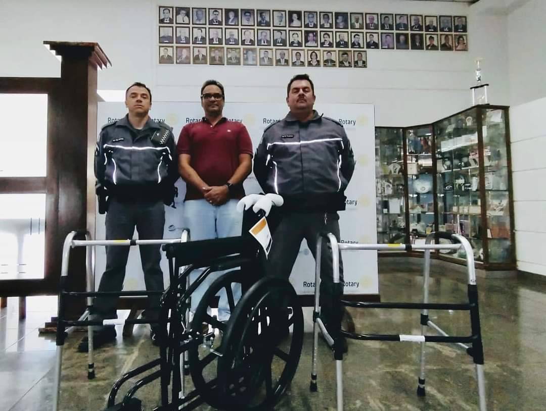 Doação da PM para o Rotary Club de Itápolis.