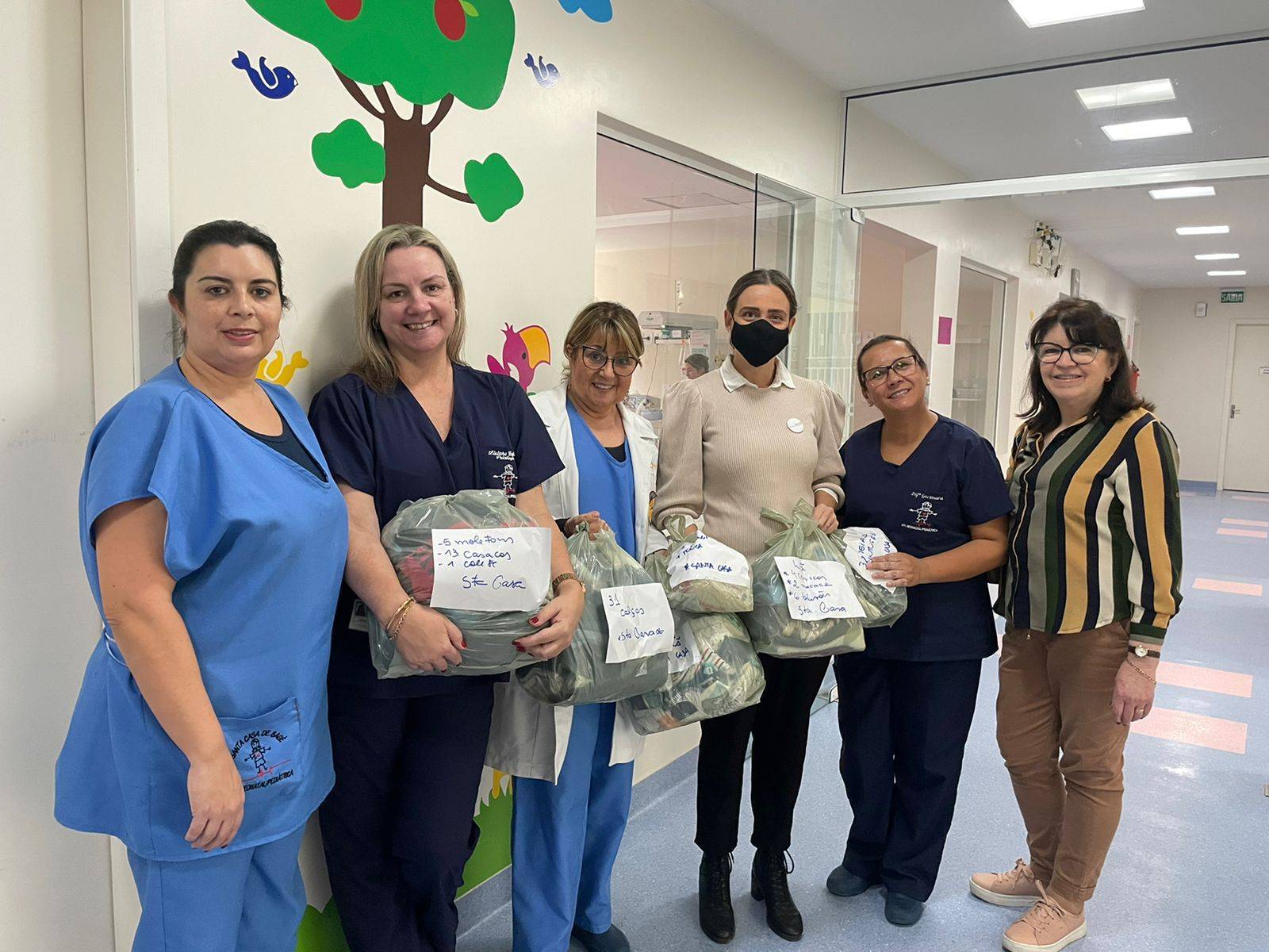 Entrega das roupas a UTI Neonatal da Santa Casa de Bagé. Companheira Cledinara responsável pela UTI recebe da Presidente Mauren e companheira Ana Ribas.