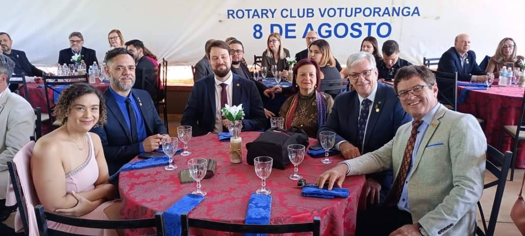 Rotary Club de Lins Marca Presença na Transmissão de Governadoria 