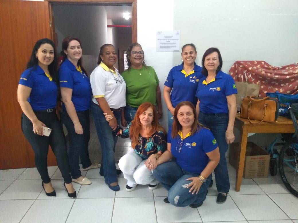 Rotary Club de Lins Sul faz entrega de materiais para a Associação Beneficente CREBIM