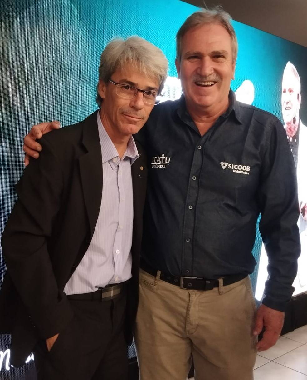 Na noite de terça-feira (04/6), o Presidente do Rotary Club - Maurício de Nassau Arantes Lisboa, Fábio Trancolin teve  o privilégio de participar de uma palestra inesquecível com o renomado conferencista motivacional e consultor de vendas, Marcos Pulga. O evento foi organizado pela Cooperativa de Crédito e Capacitação SICOOB UNICIDADES em comemoração aos seus 25 anos de existência. O local escolhido para sediar a palestra foi o auditório da Associação Comercial e Industrial de Rio Verde - ACIRV.