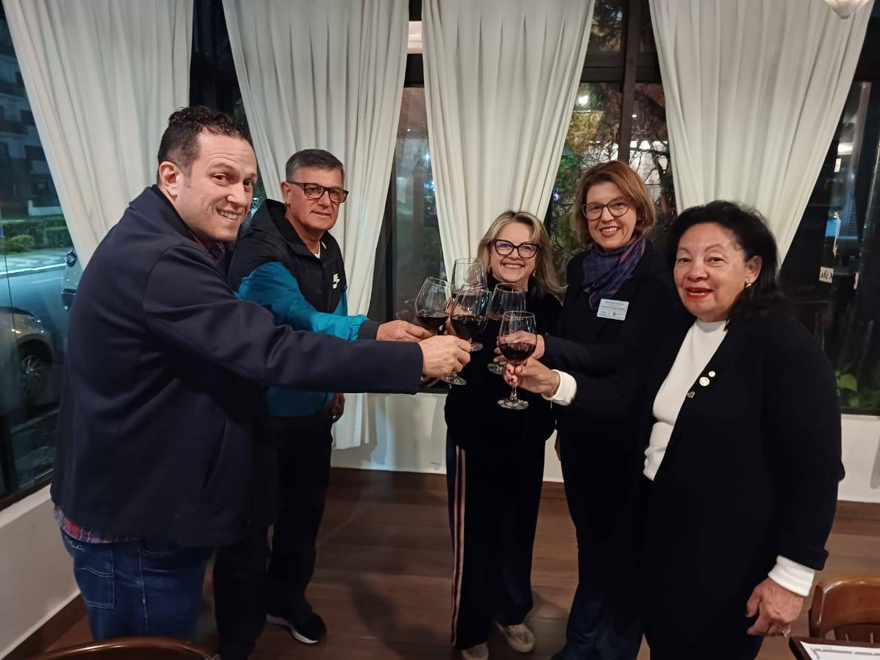 Um brinde ao novo Ano Rotário que se inicia