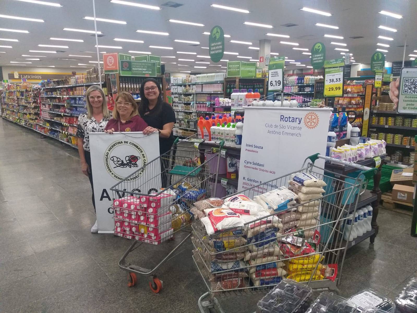 A companheira Presidente Ireni com duas voluntárias da entidade.