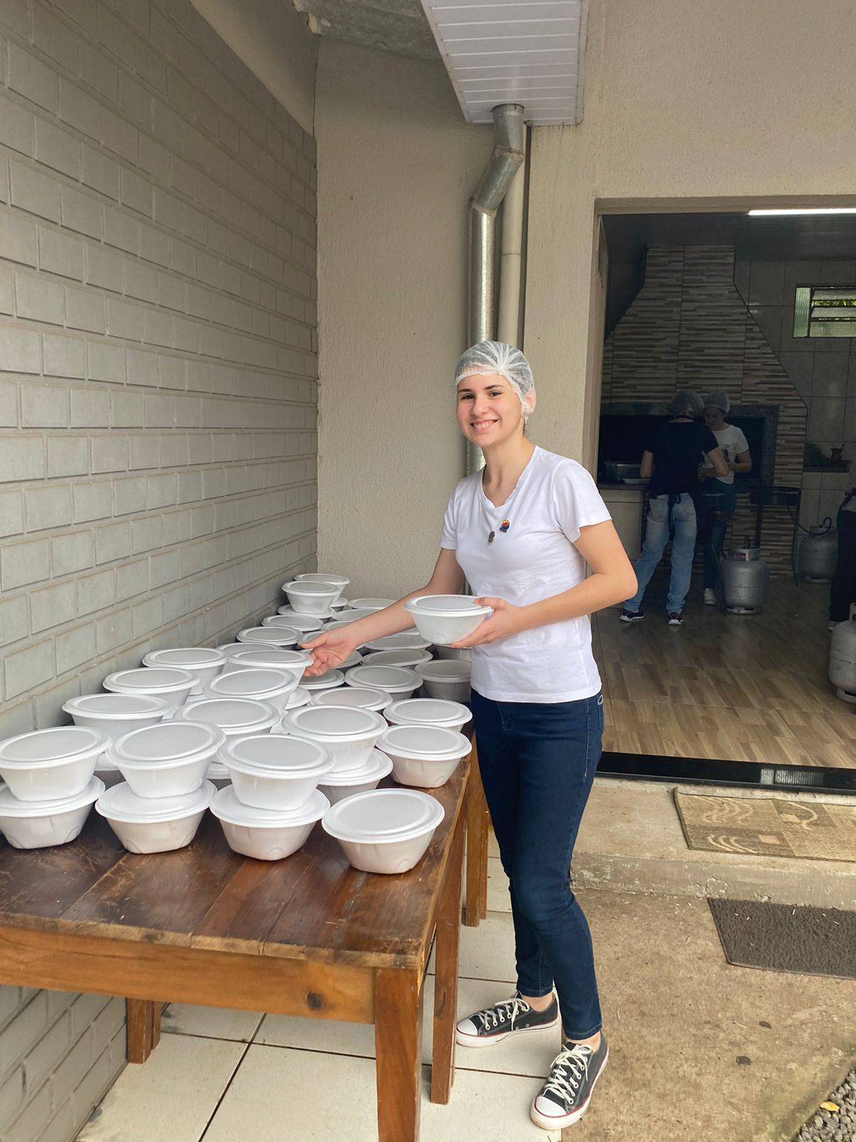 O clássico e delicioso projeto de Família Rotariana: A famosa feijoada!!😋🍽️  Aqui em Realeza, adaptamos nosso amado projeto na pandemia ao estilo Drive Thru e continuamos nesse sistema que anda fazendo muito sucesso na cidade!! 🤩🤩   Foram 400 marmitas vendidas e mais de 50 pessoas com a mão na massa nesse evento beneficente, onde o lucro sera revertido 10% para Fundação Rotária. ⚙️  Muito obrigada a todos que levaram um pedacinho do nosso trabalho para sua mesa e almoço sagrado de sábado, obrigada pela confiança e ajuda em uma causa tão nobre!!🥰