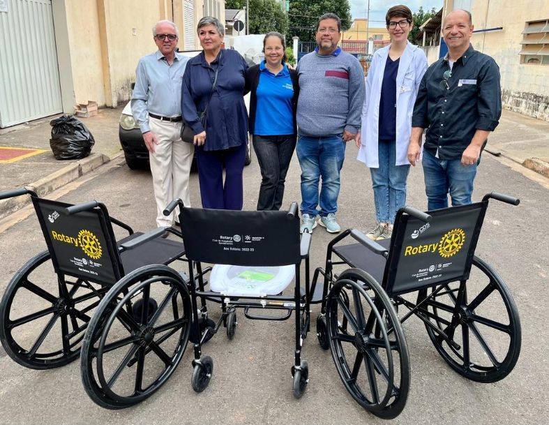 O Rotary Club de Araçatuba Bandeirantes, faz doação de 2 cadeiras de rodas e 1 de Banho para Santa Casa de Araçatuba - 07/07/2023