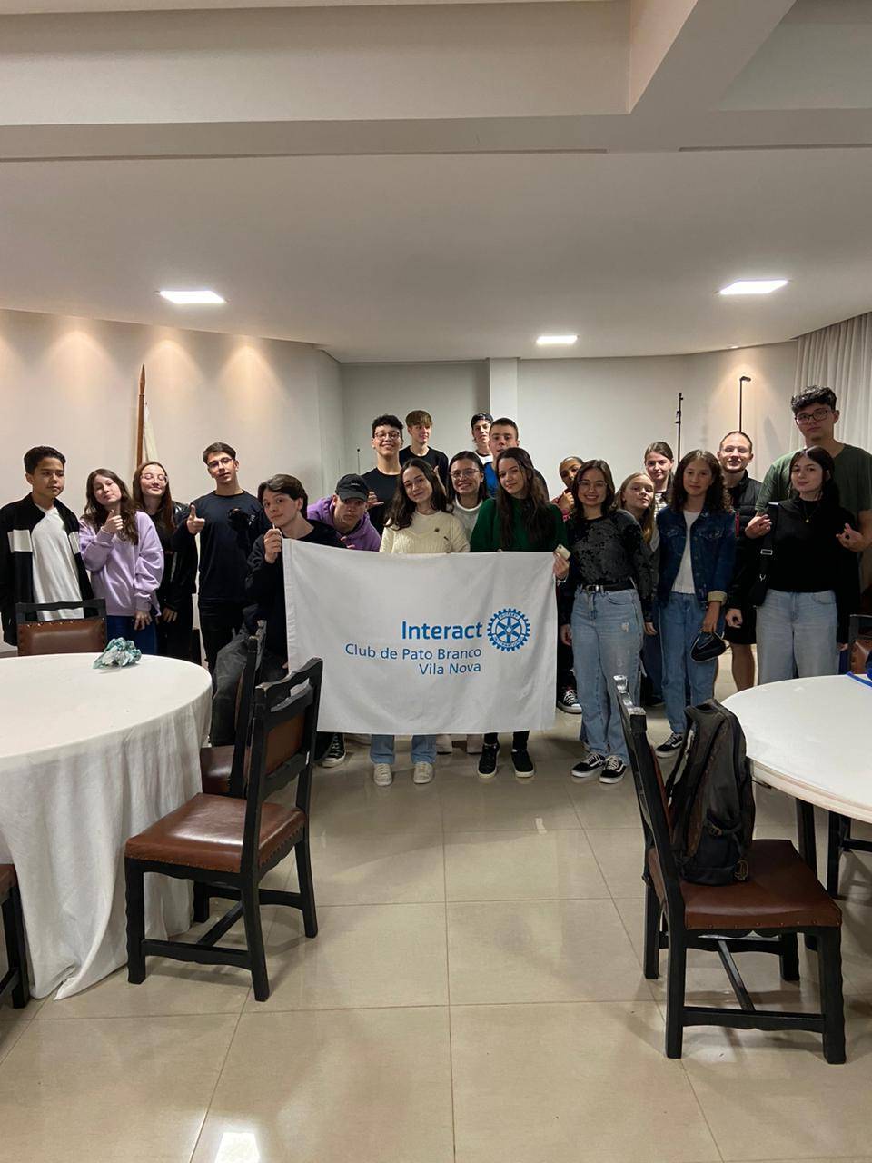 Interactianos em frente a FURP segurando a bandeira do clube