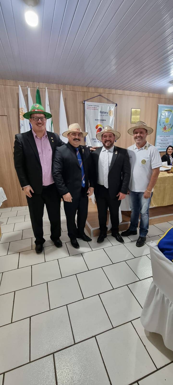 ROTARY CLUB DE VERÊ ENTREGA 03 DISTINTIVOS PAUL HARRIS + 01 SAFIRA