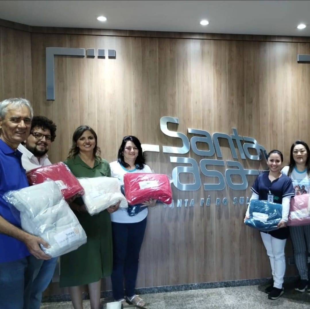 Doação de cobertores para Lar dos Idosos pelo Rotary Club de Santa Fé do Sul