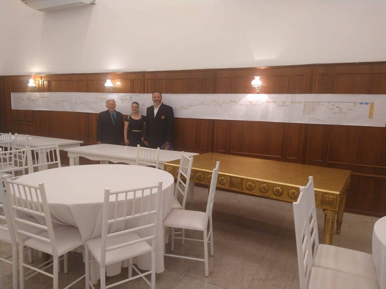 Na visita oficial do Gov. Bellotto, foi apresentada a árvore genealógica dos sócios do Rotary Club de Curitiba-Mercês, onde constam 195 sócios e ex-sócios (inclusive os 28 sócios fundadores), 2 governadores, 9 sócios honorários, desde a fundação em 1970. O presente trabalho foi elaborado pelo comp. Douglas.