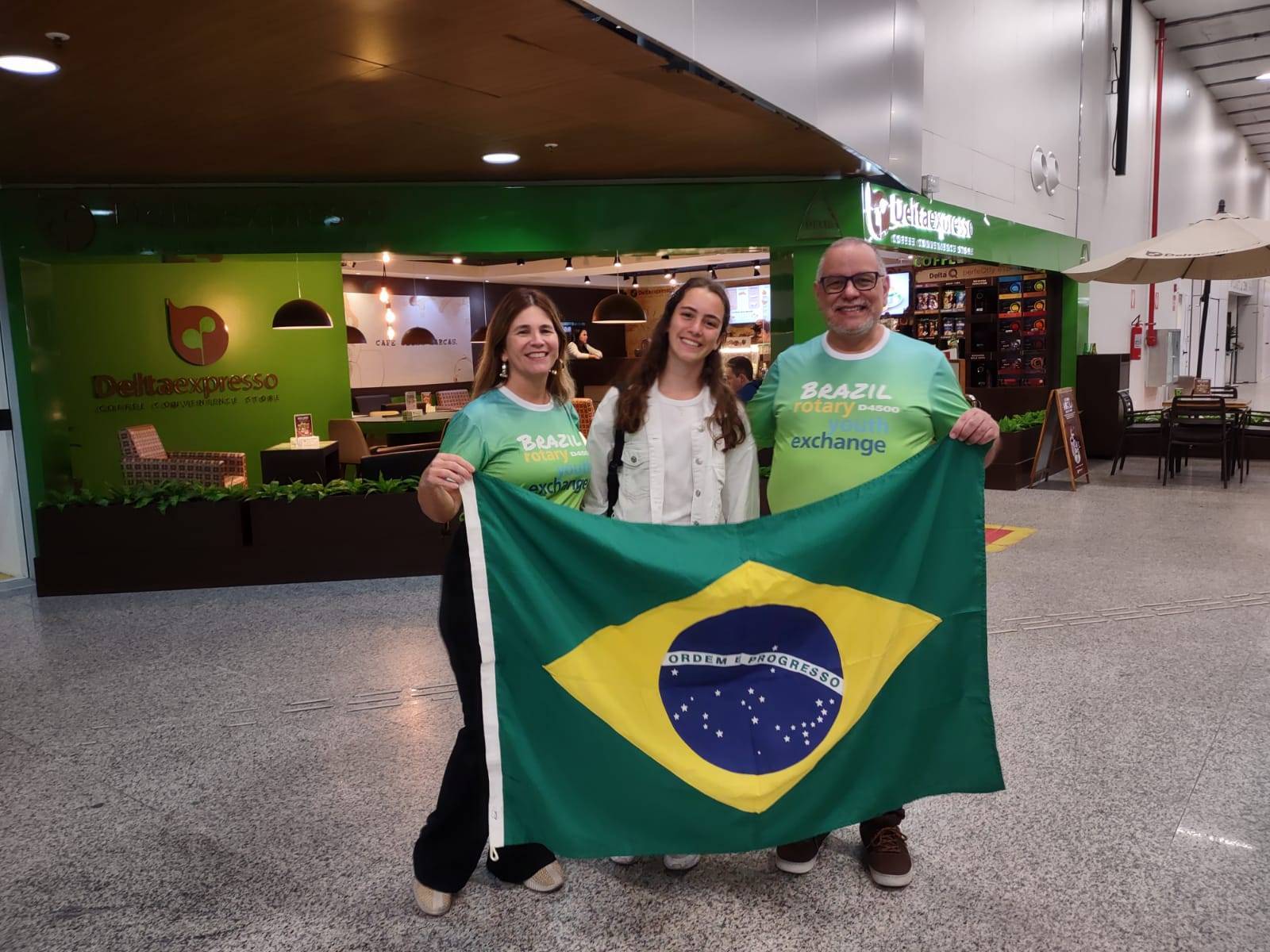 Daladiana, Neslihan e Álvaro - recepção no Aeroporto. 