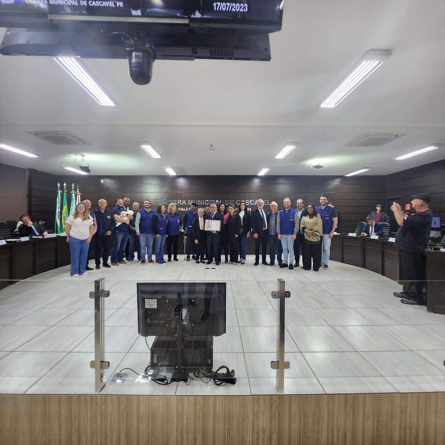 Companheiros do clube com o homenageado