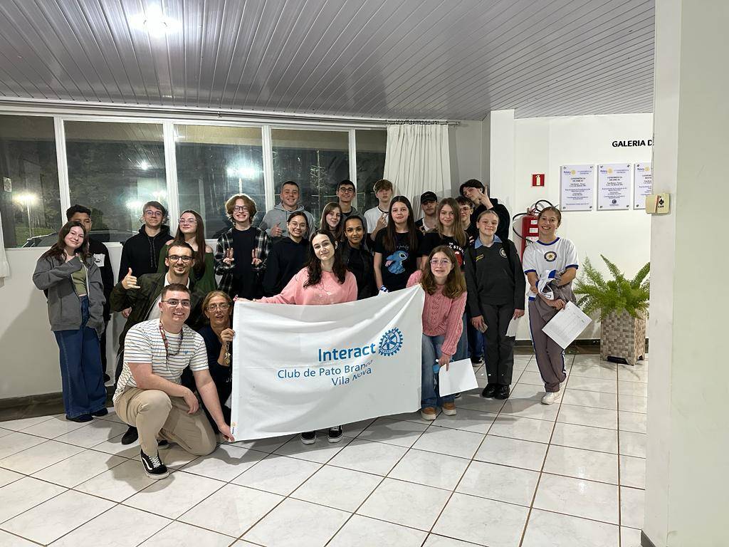 Interactianos em frente a FURP segurando a bandeira do clube