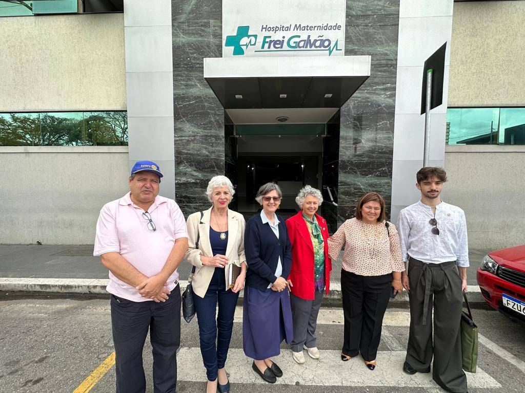 Reunião de projeto do RC de Guaratinguetá com o presidente Kalleb, a Coa Loredana, a GE, 24-25, Alcione Viana e o GI, 25-26 , Claudinei Magalhães, a irmã dirigente do Hospital e a Coa. do RC de Guaratiguetá.