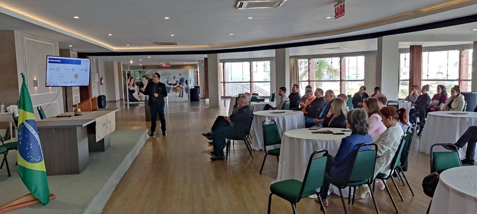 Presidente Rodrigo Rosa apresenta as ações de Rotary na reunião itinerante