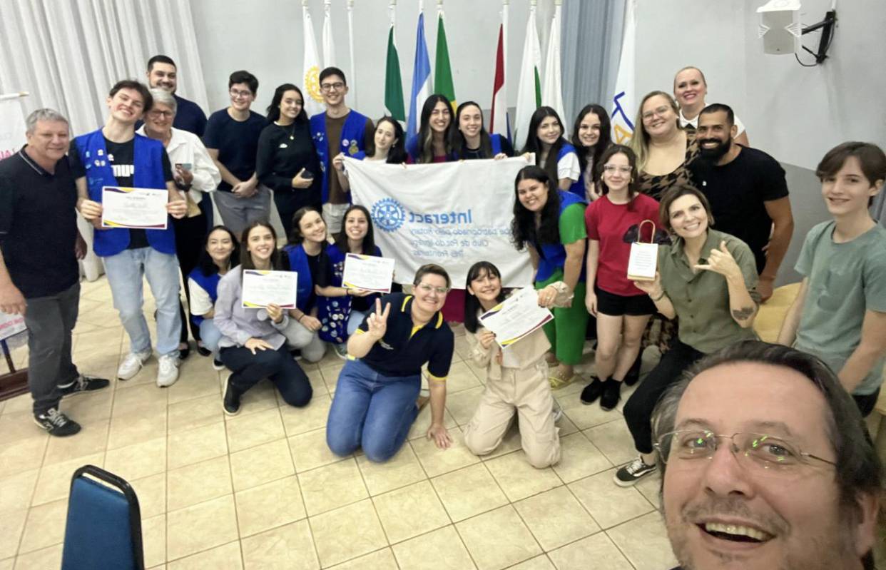 A terceira reunião ordinária da gestão ocorreu no dia 29 de julho de 2023, contando com a presença de três convidados e três rotarianos além de uma de nossas conselheiras. Também houve concurso de oratória interno pela primeira vez nesse ano rotário, tendo como participantes as seguintes associadas: Cecilia, nossa Diretora de Quadro Associativo em primeiro lugar, Tarsila, RYEP 2023-24 em segundo lugar, e Clara, Diretora de Meio Ambiente em Terceiro lugar. Parabéns a todos!