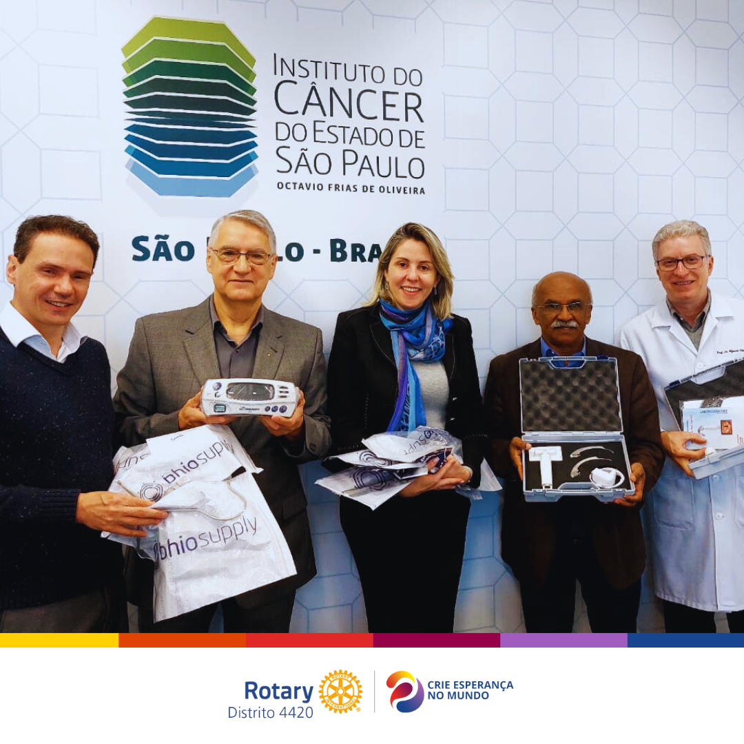 Presidente Lima e Fernando Dias Sobrinho, GD 2011-12 D4420 entregam os últimos equipamento do Projeto de Subsídio Global ao ICESP.