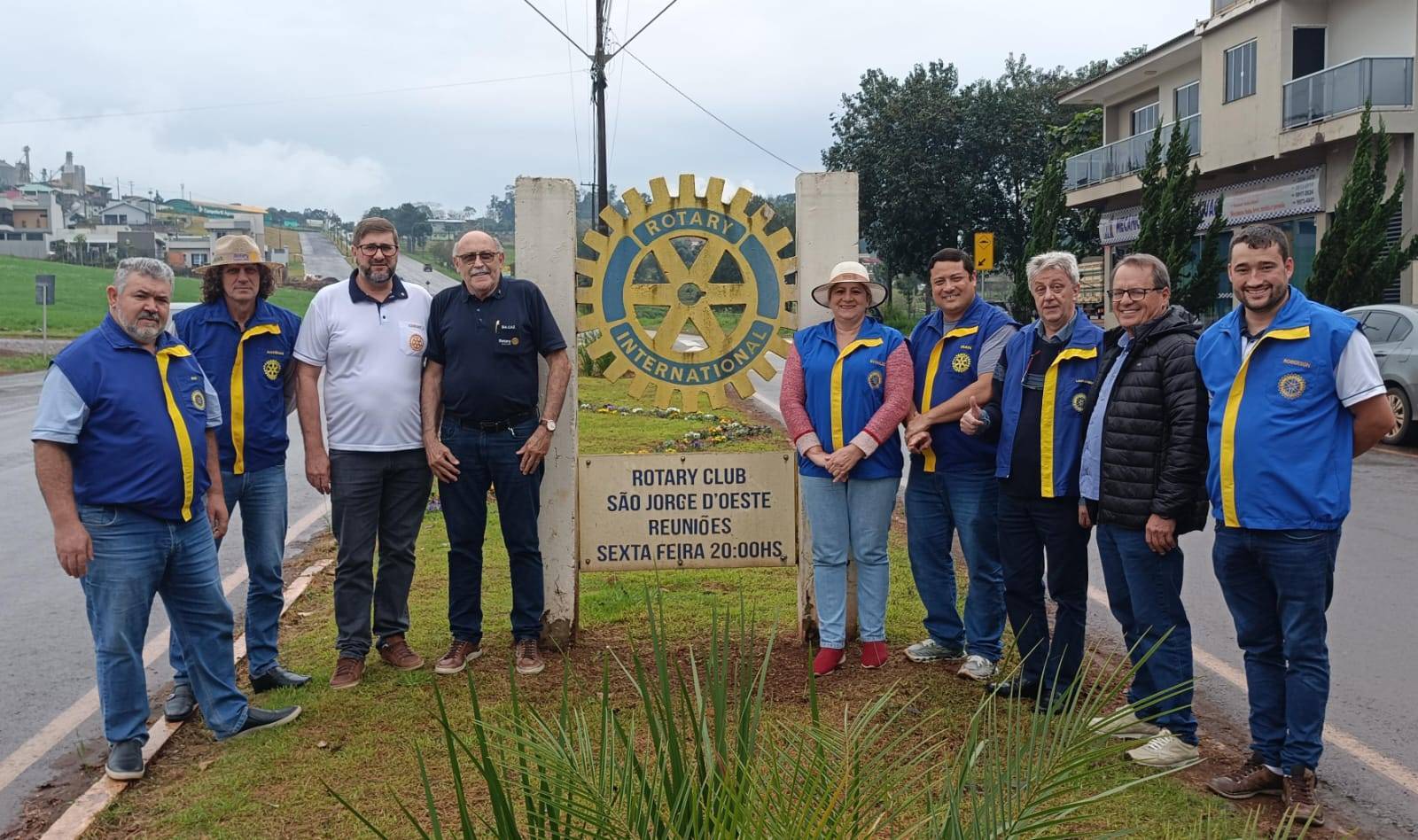 Governador do Distrito 4640, Sr. Antônio da Caz, sendo recebido pelos rotarianos de São Jorge D'Oeste.