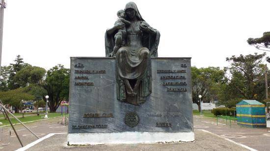 Monumento a Virgem Maria Mãe de todos. Homenagem às mães brasileiras e uruguaias.